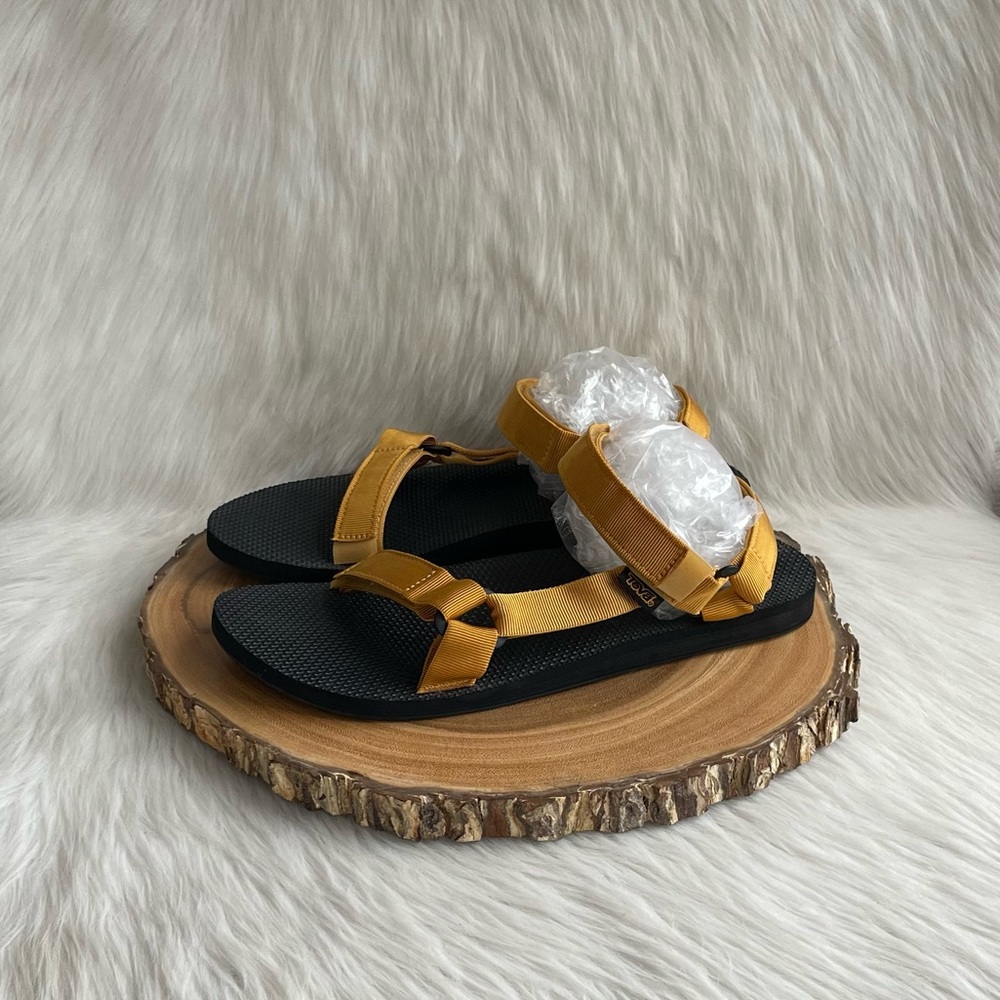 LIKE NEW Teva Universal sandals